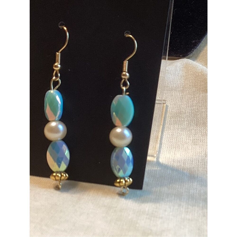 NWOT. Goldtone Faceted AB Turquoise-Color Stone with Faux Pearl Drop Earrings